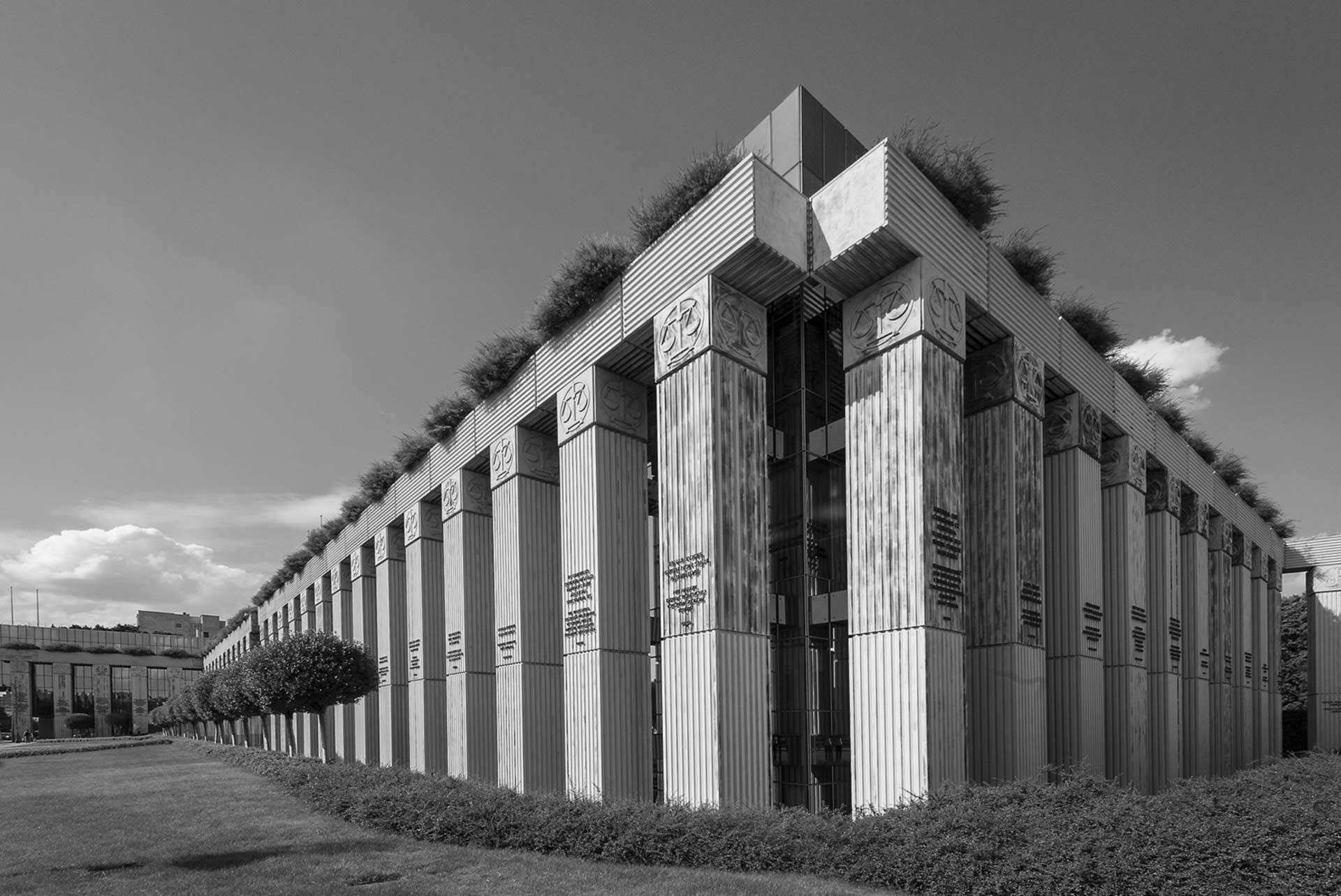 Niech oręż ustąpi przed togą.